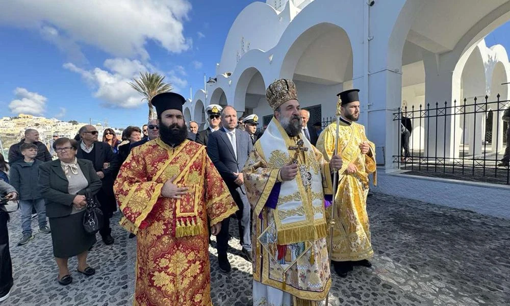 Λιτανεία κατά των σεισμών στην Σαντορίνη: Με σημαίες, λείψανα αγίων και εικόνες στους δρόμους οι κάτοικοι